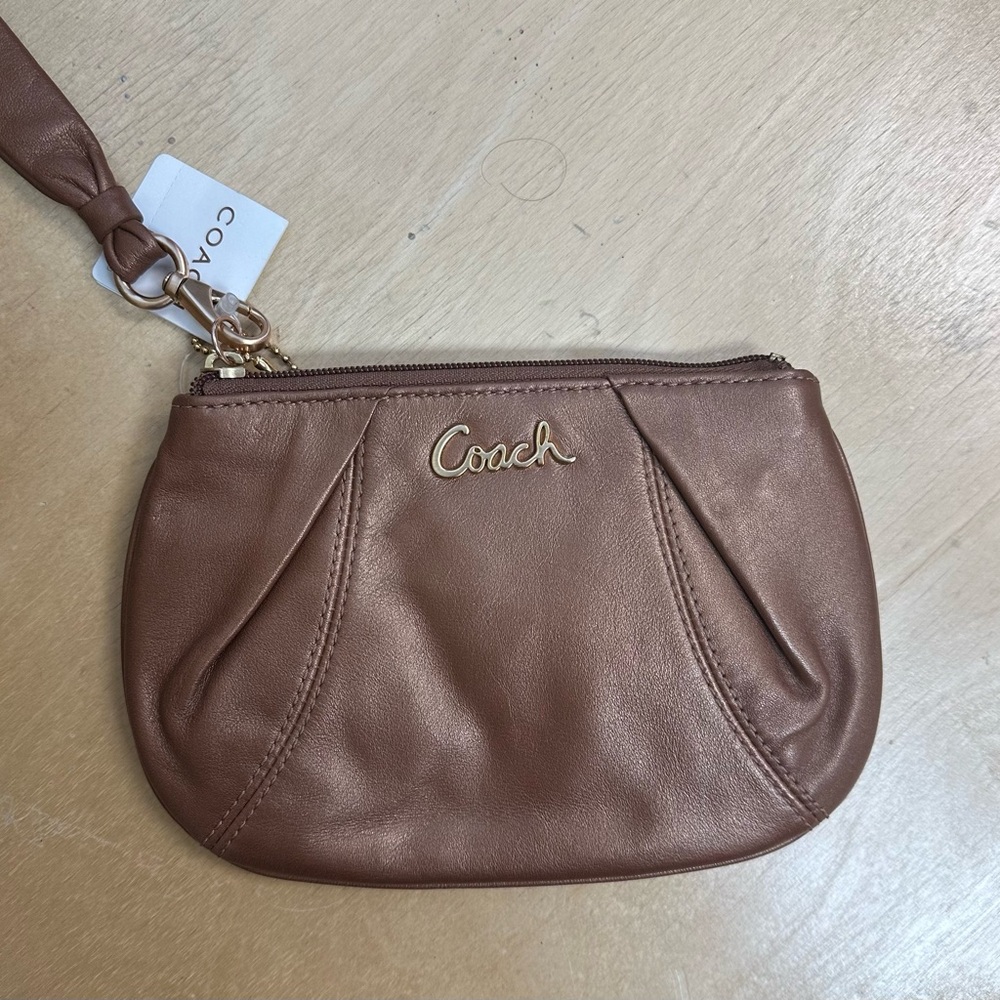 Coach Brown Leather Wristlet
Pink inside
One inside pocket